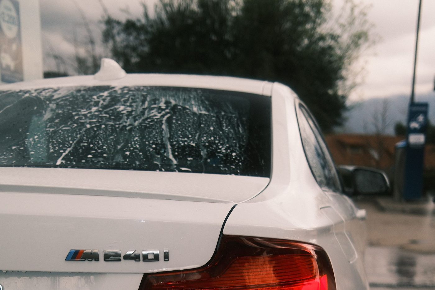 Insignia M240i en la tapa del maletero